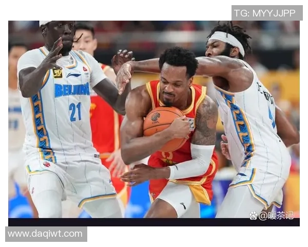 奥莫尼亚与艾米斯的激烈对决揭示了球队实力与战术的较量