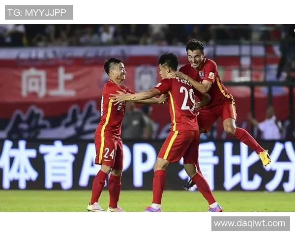 恒大与建业对决裁判表现引发争议球迷热议判罚公正性